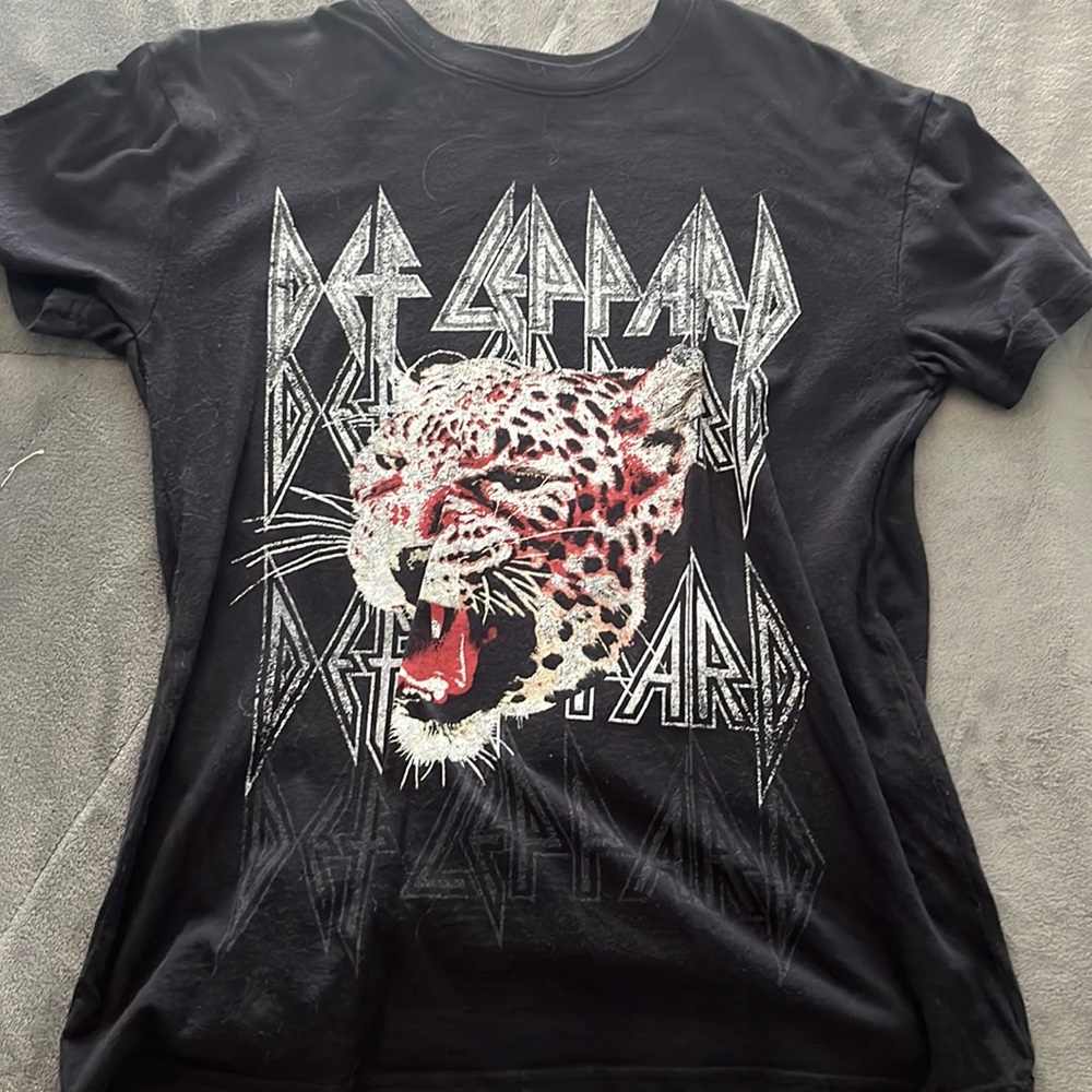 black def leppard t-shirt